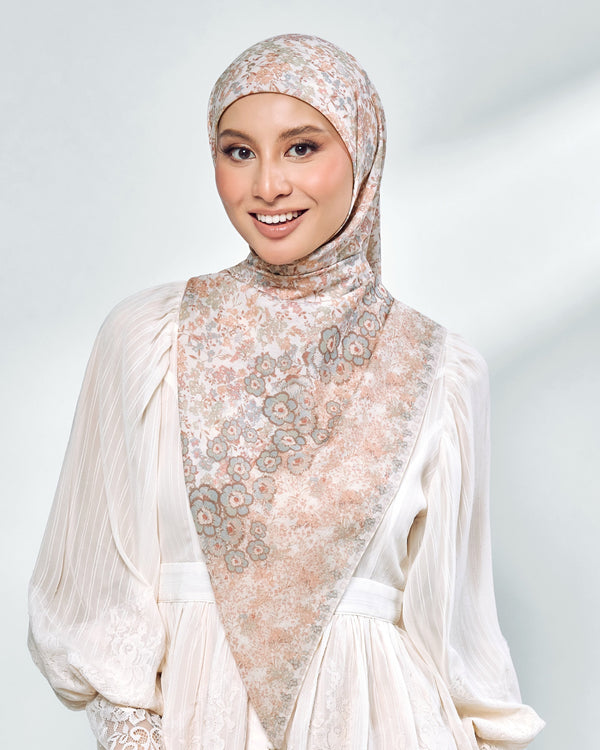 Bloomie in Snowie Lace