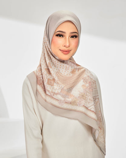 Che Siti in Chempaka Gray