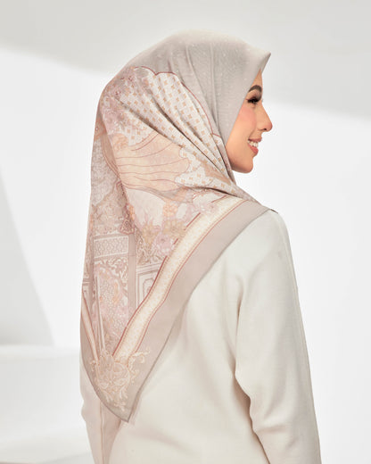 Che Siti in Chempaka Gray