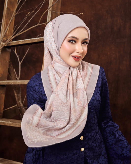 Che Siti in Chempaka Gray