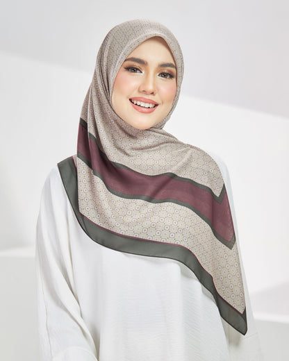 Zellij Square in  Summer Grass