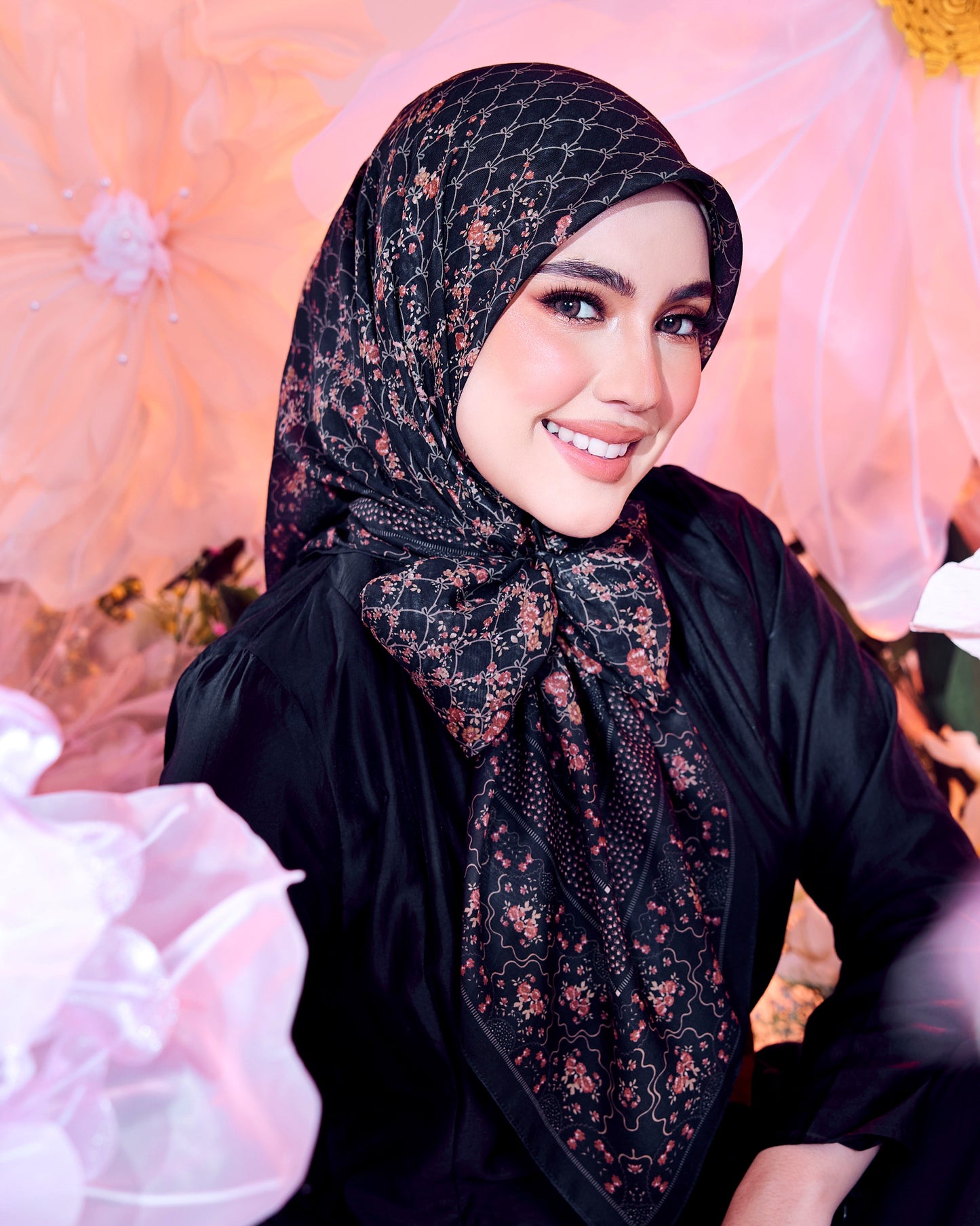 Laura in Glazing Black