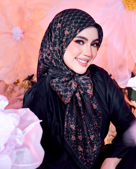 Laura in Glazing Black