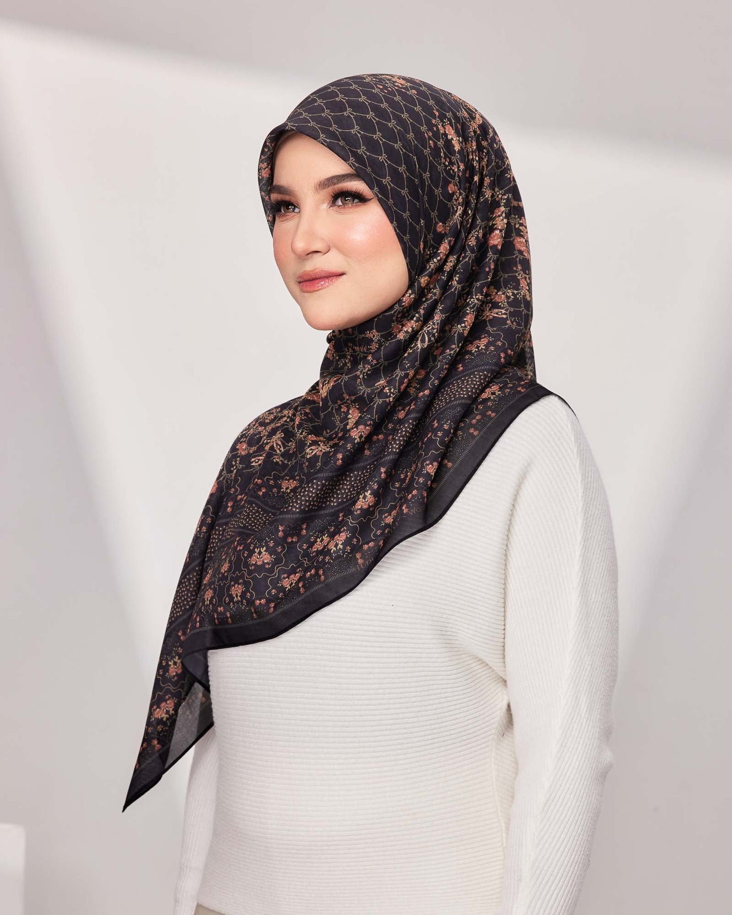 Laura in Glazing Black