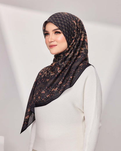 Laura in Glazing Black