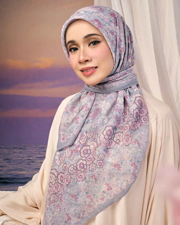 Bloomie in Lunablue Sky