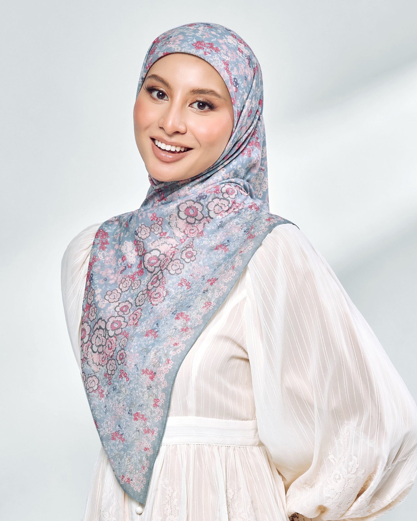 Bloomie in Lunablue Sky