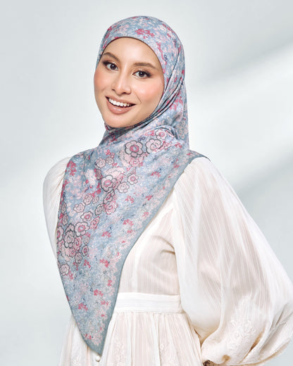 Bloomie in Lunablue Sky