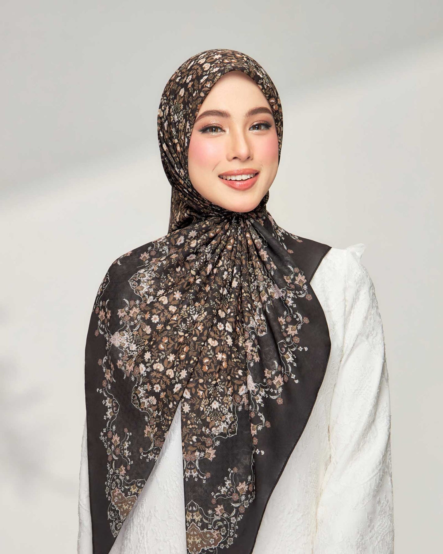 Henna in Noir Satin Square