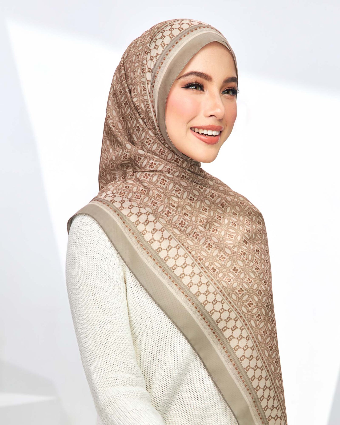 Arista in Dalgona Cotton Shawl