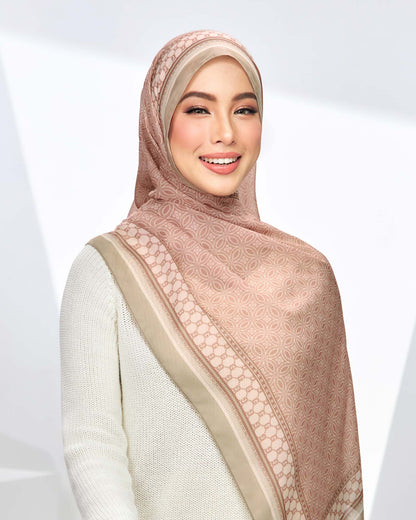 Arista in Milky Cotton Shawl