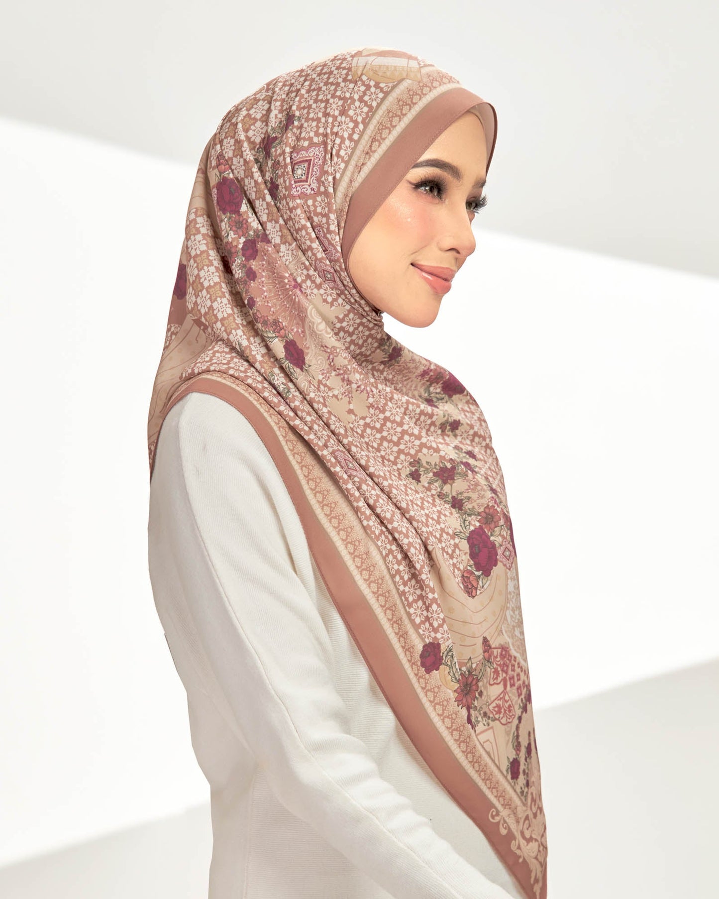Che Siti in Widuri Brick Chiffon Shawl